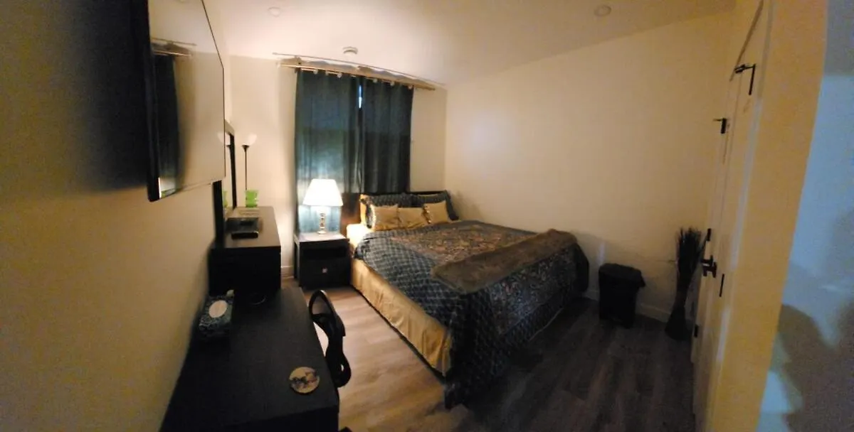 Charming Oasis Tranquil Suite 8 Min Airport, Ac 卡加利 0*,  加拿大