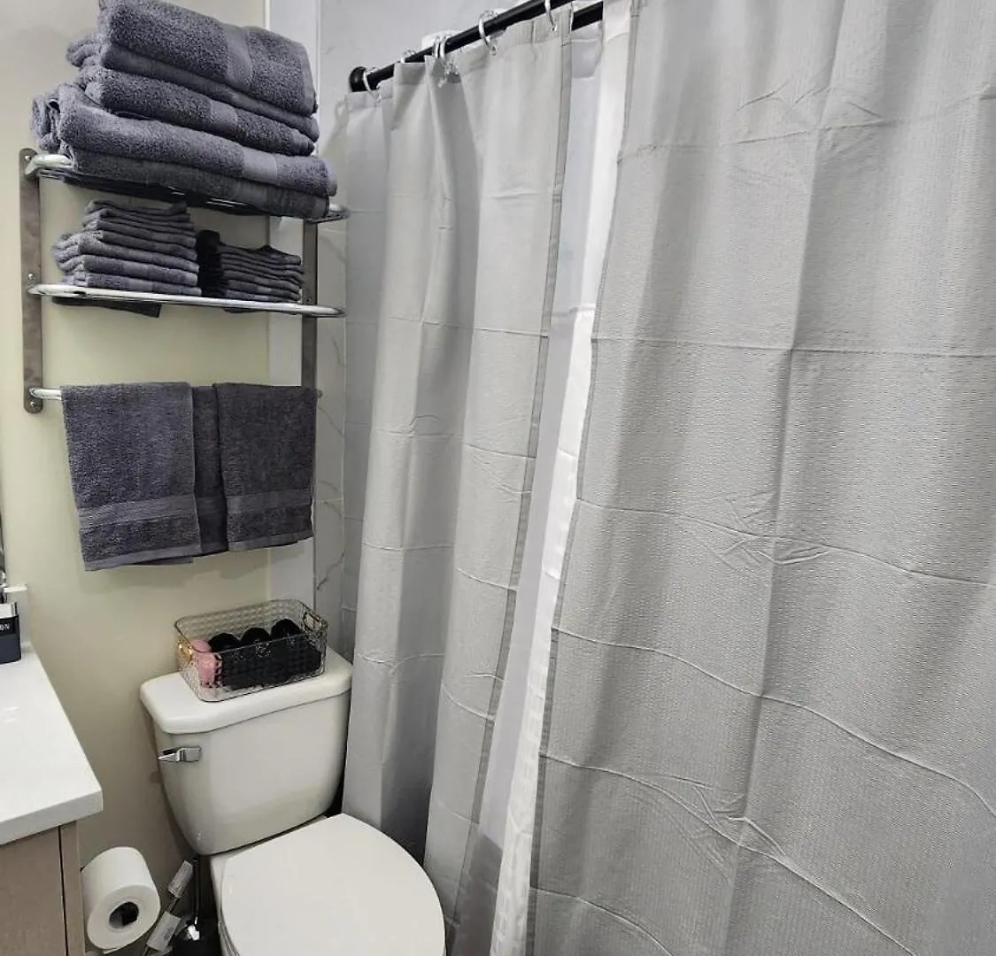 Charming Oasis Tranquil Suite 8 Min Airport, Ac 卡加利 公寓